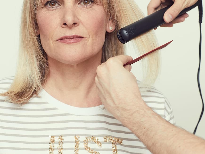 Der Experte glättet Angelikas Haare, weil der Longbob so weicher fällt. Die leichte Innenwelle schmeichelt ihrer Gesichtsform. 