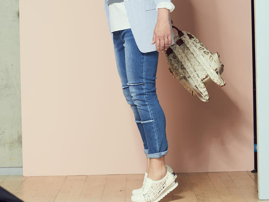Outfit 4: Blazer 139,95 Euro, Top 79,95 Euro, Jeans 79,95 Euro, je Gr. 34 - 46, Kette 49,95 Euro, Rucksack 199,95 Euro, Schuhe 179,95 Euro, Gr. 35 - 42. Alba Moda.