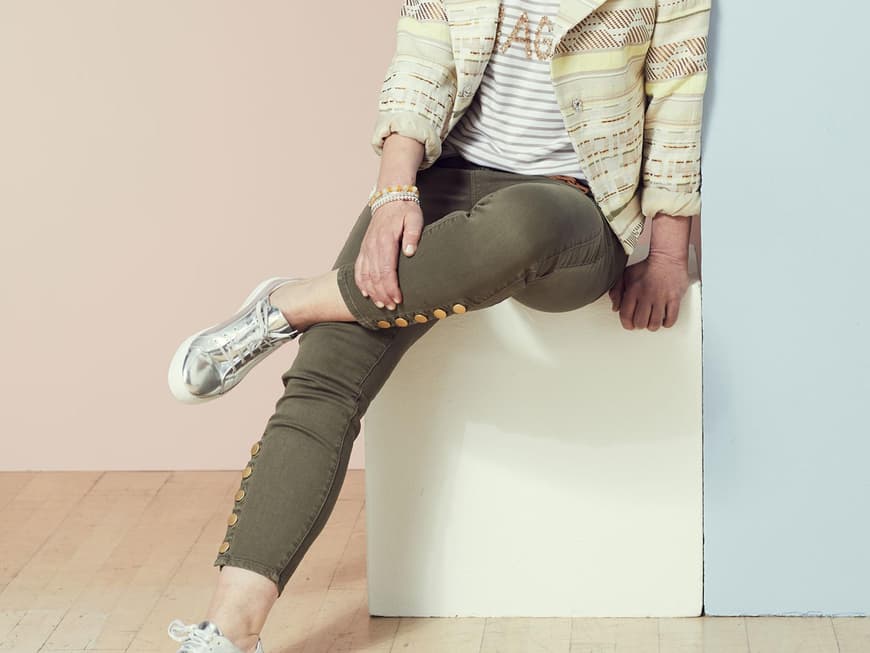 Outfit 3: Blazer 149,95 Euro, Shirt 69,95 Euro, Hose 89,95 Euro, je Gr. 34 - 46, Armband 49,95 Euro, Sneaker 119,95 Euro, Gr. 35 - 43. Alba Moda