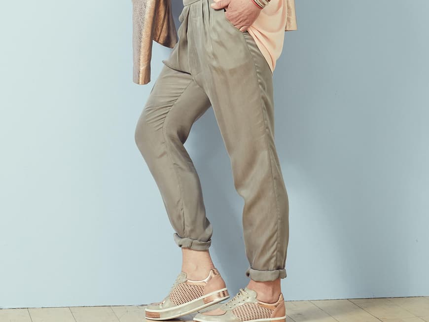 Outfit 2: Jacke 299,95 Euro, Top 39,95 Euro, je Gr. 34 - 46, Hose 99,95 Euro, Gr. 34 - 48, Kette 14,90 Euro, Schuhe 149,95 Euro, Gr. 35 - 41. Alba Moda. Armband ca. 12 Euro. Bijou Brigitte, www.bijou-brigitte.com, Tel.: 07 00/49 59 69 79