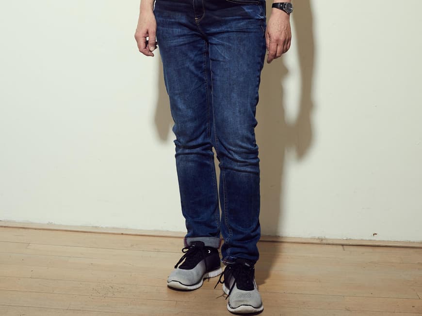 Vorher: Angelika trägt im Berufsalltag eine Uniform. Umso mehr wünscht sie sich beim Umstyling Looks, die ihre weibliche Seite etwas mehr betonen.