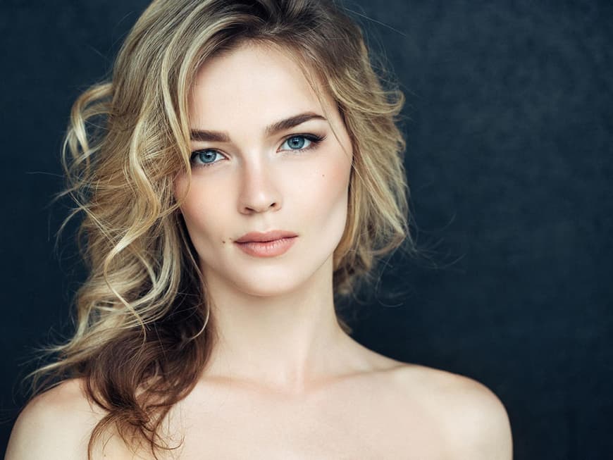 Junge blonde Frau mit Locken 