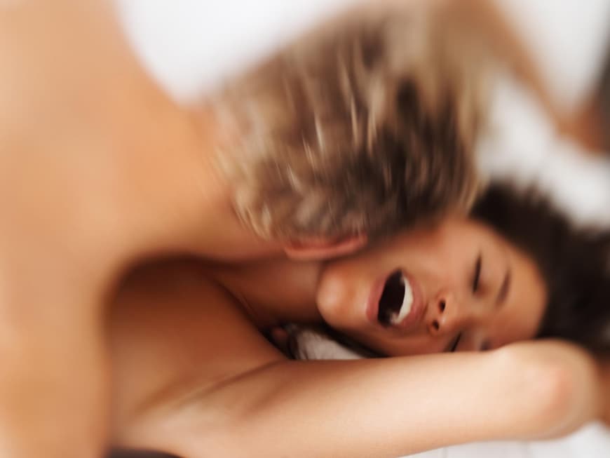 Mann und Frau beim Liebesspiel