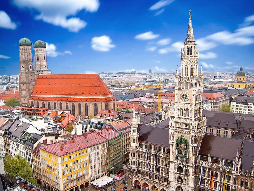 Im Herzen der Stadt: Unterm weiß-blauen Himmel ziehen Frauenkirche (l.) und Rathaus die Blicke auf sich.