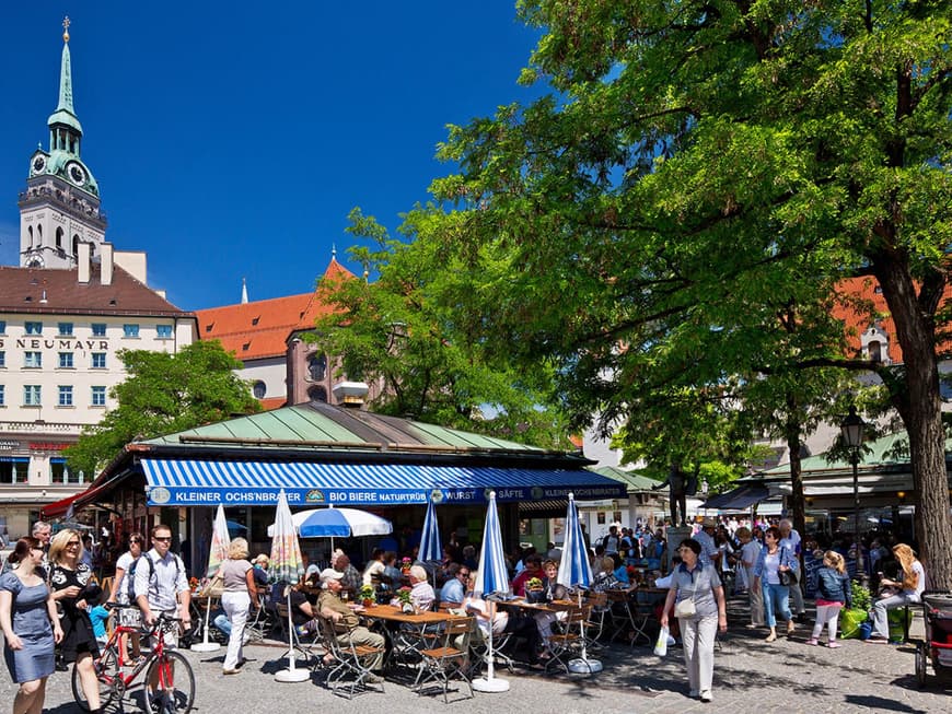 Kulinarischer Treffpunkt ist der Viktualienmarkt mit Biergarten und internationalen Spezialitätenständen.