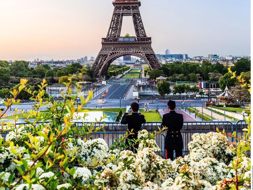 Wahrzeichen: Ein Picknick mit Blick auf den Eiffelturm gehört zu den unvergesslichen Erlebnissen bei einem Paris-Besuch.