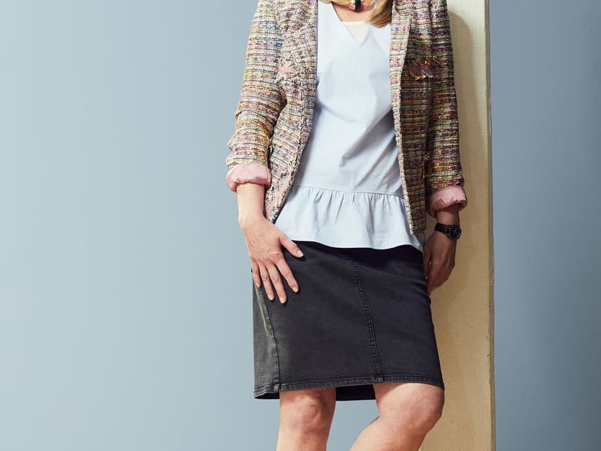 Outfit 3: Blazer 199,95 Euro, Bluse 59,95 Euro, je Gr. 34 - 46, Rock 39,95 Euro, Gr. 36 - 46. Alba Moda. Kette ca. 15 Euro, Bijou Brigitte. Uhr 129 Euro. Dugena