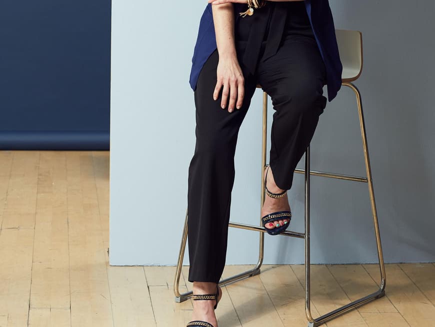 Outfit 1: Blazer 22,95 Euro, Bluse 59,95 Euro, je Gr. 34 - 46, Paperbag-Hose 50 Euro, Gr. 36 - 46, Sandalen 139,95 Euro, Gr. 35 - 42. Alba Moda. Armband ca. 12 Euro. Bijou Brigitte