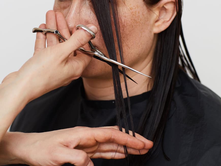Der Experte stuft Ingas Frontpartie leicht durch. So wirken die Haare gleich viel lebendiger. 