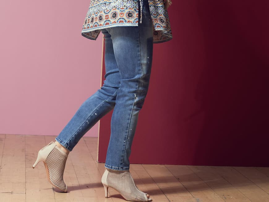 Inga in einer Tunika und Fransen-Jacke zu Jeans und Sandalen 