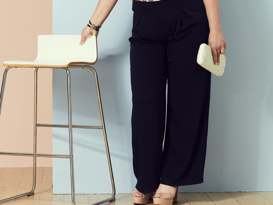 Anja in einem Blumen-Shirt zur weit geschnittenen Hose