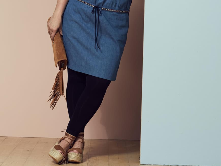 Anja im Jeanskleid zur schwarzen Leggins und Plateau-Sandalen