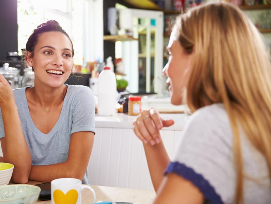 Zwei Frauen unterhalten sich, eine gestikuliert mit den Händen