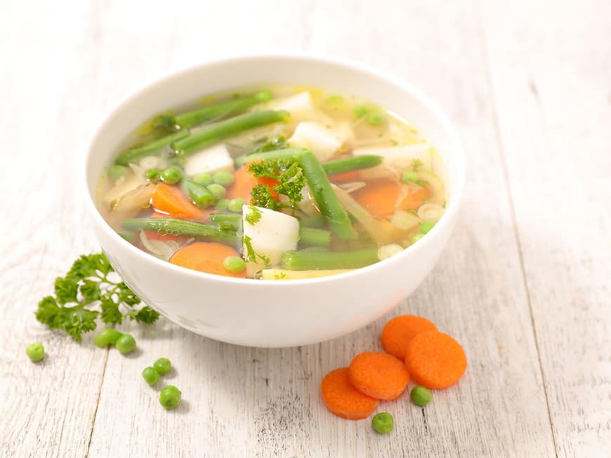 Schüssel mit Gemüsesuppe