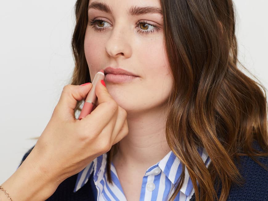 Stylistin malt Danielas Lippen mit einem lipliner nach
