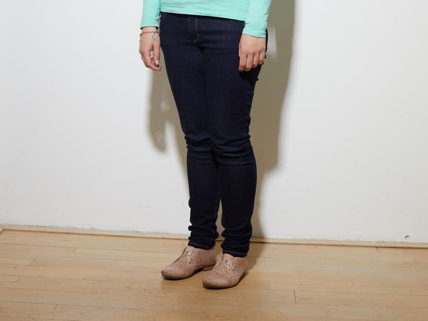 Steffi vorher in schwarzer Jeans, türkisfarbenem Longsleeve und Schnürschuhen