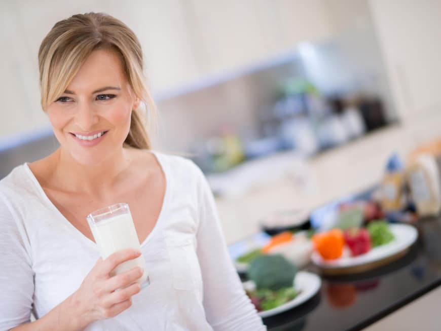 Frau trinkt ein Glas Milch