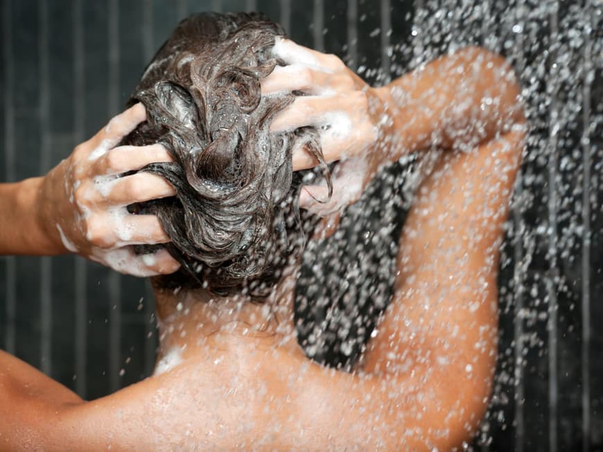 Waschen oder nicht? Was hilft gegen fettige Haare?