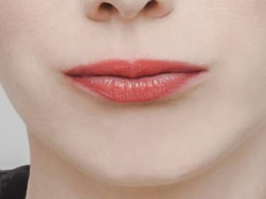Close-up von aufeinander gepressten Lippen einer Frau