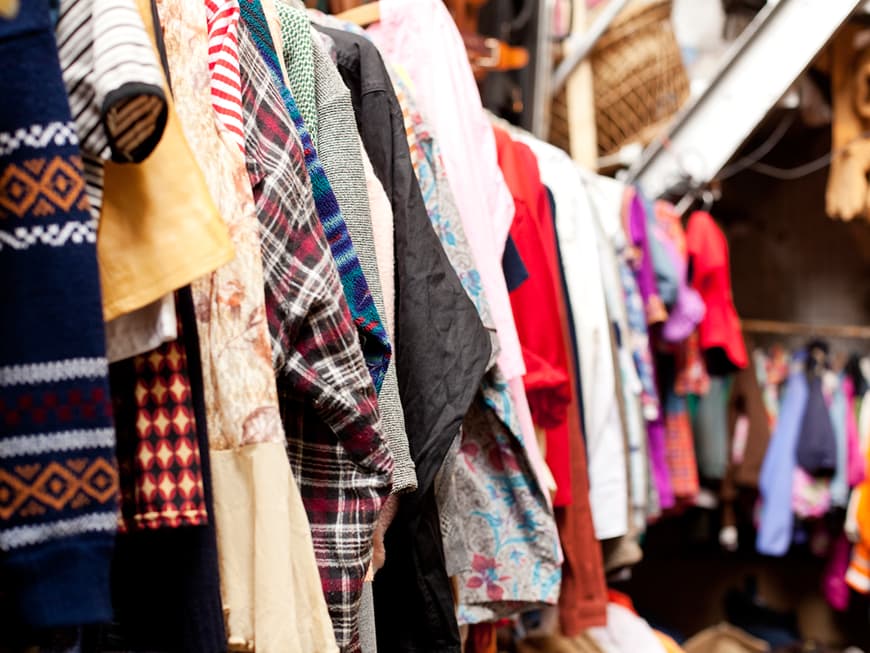 Laden mit Secondhand-Kleidung