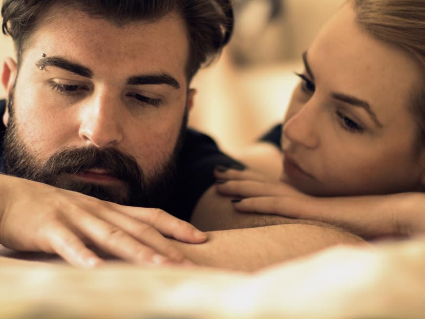 Frau und Mann im Bett mit schlechter Stimmung