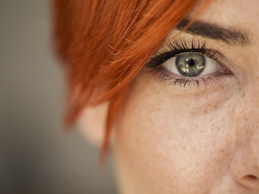 Auge einer rothaarigen Frau