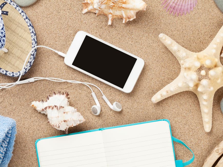 Im Sommer braucht das Smartphone besonderen Schutz vor Hitze, Sand, Wasser und Co.