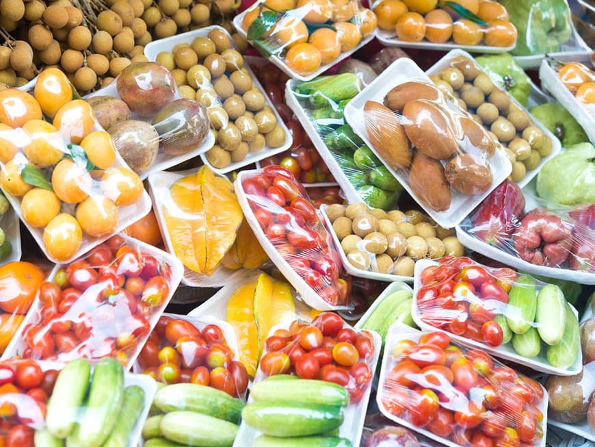 In Plastik verpacktes Obst und Gemüse