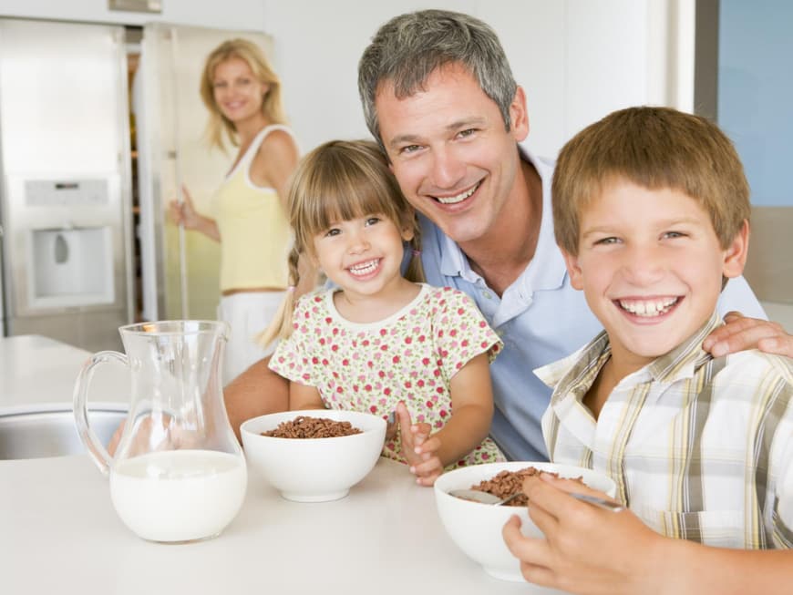 Familie strahlt in die Kamera