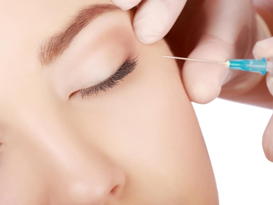 Frau bekommt eine Botox-Injektion