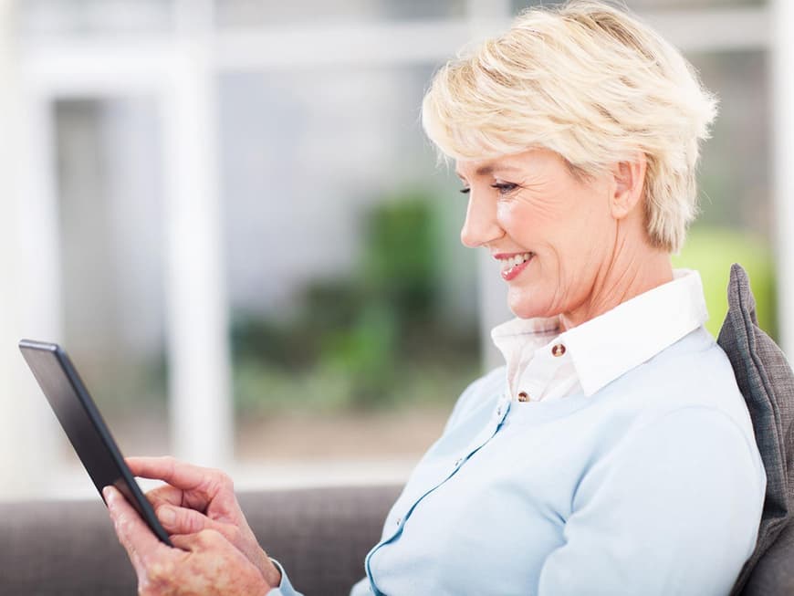 Frau mittleren Alters bedient ihr Tablet