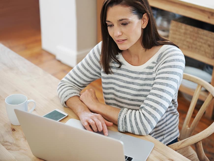 Frau am Laptop