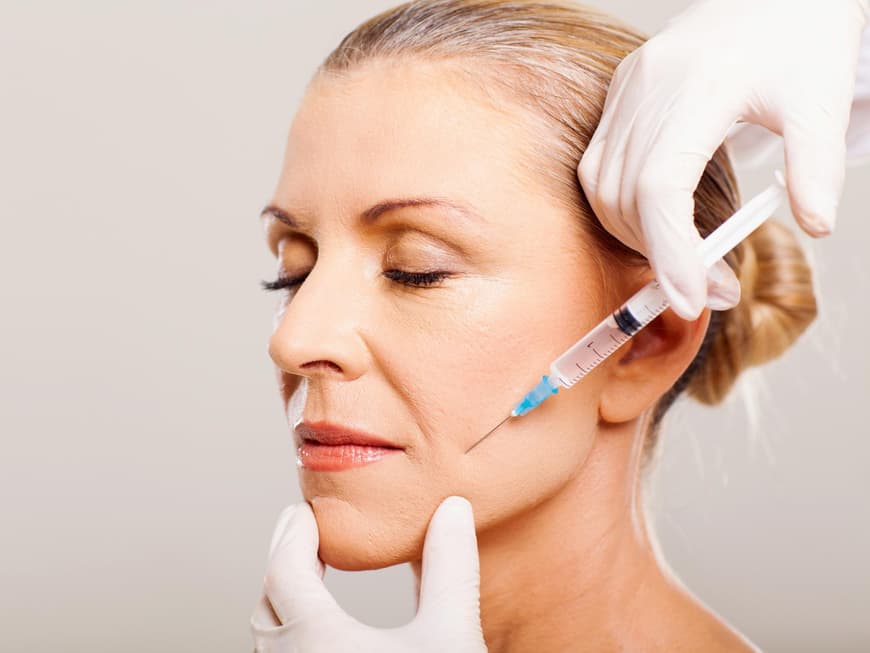 Seniorin bekommt Botox gespritzt