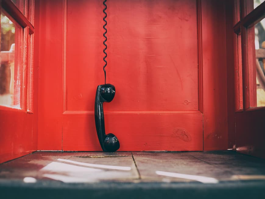 Telefonhörer hängt am Kabel herunter