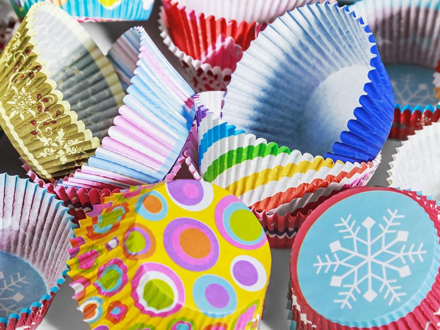 Muffinförmchen aus Papier in verschiedenen Mustern