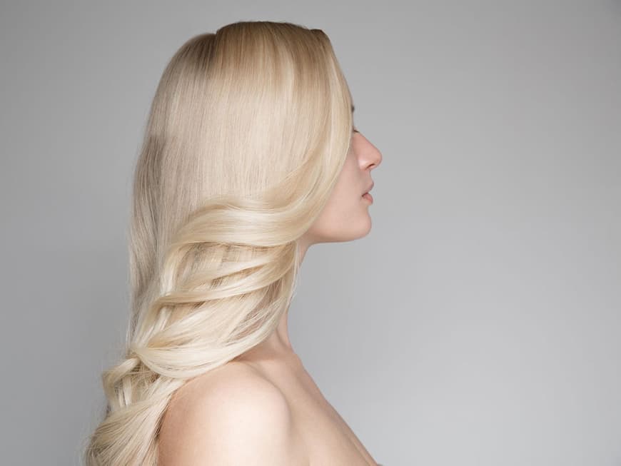 Frau mit langen, gesunden, blonden Haaren