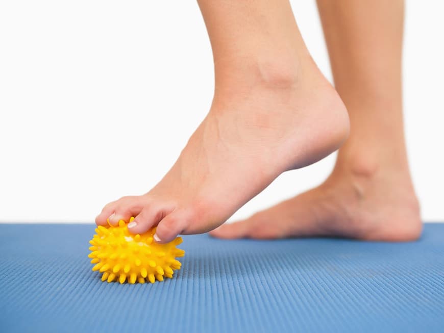 Fuß auf einem kleinen Massageball