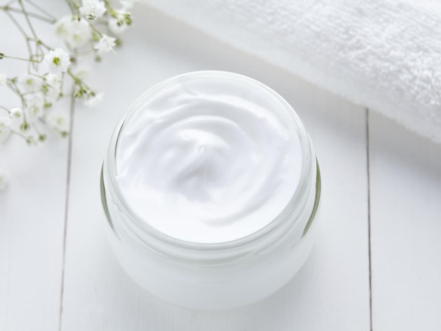Cremetopf mit weißer Creme