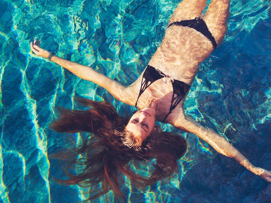 Frau lässt sich an der Wasseroberfläche treiben