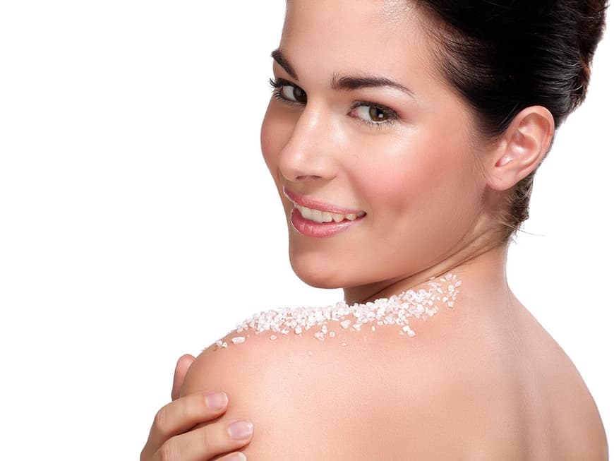 Junge Frau mit Salz-Peeling auf der Schulter