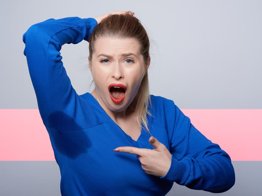 Frau mit großem Schweißfleck
