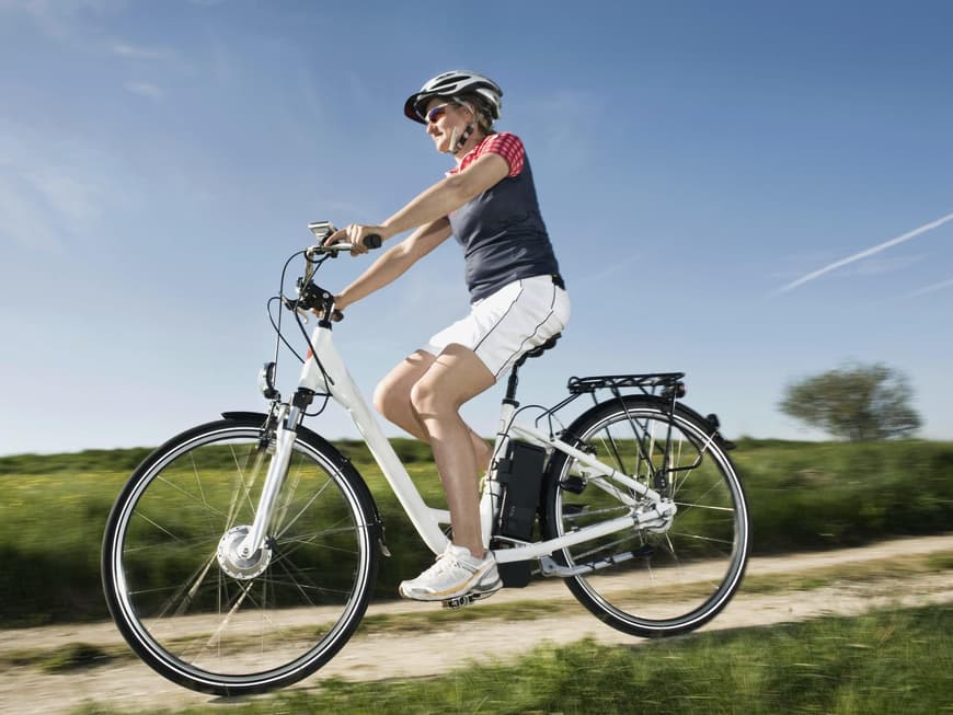 Frau fährt ein Elektrofahrrad