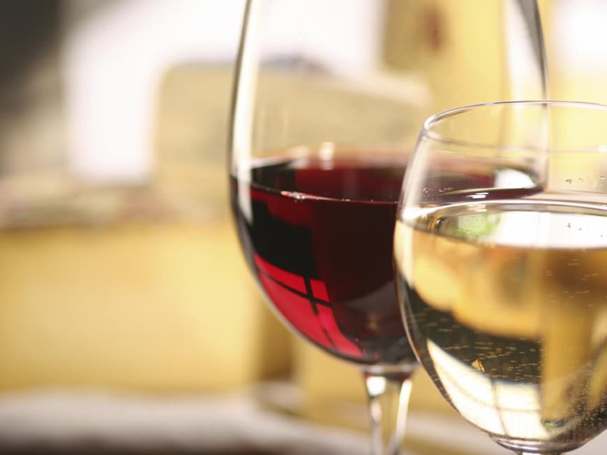 Ein Glas mit Rotwein, eins mit Weißwein
