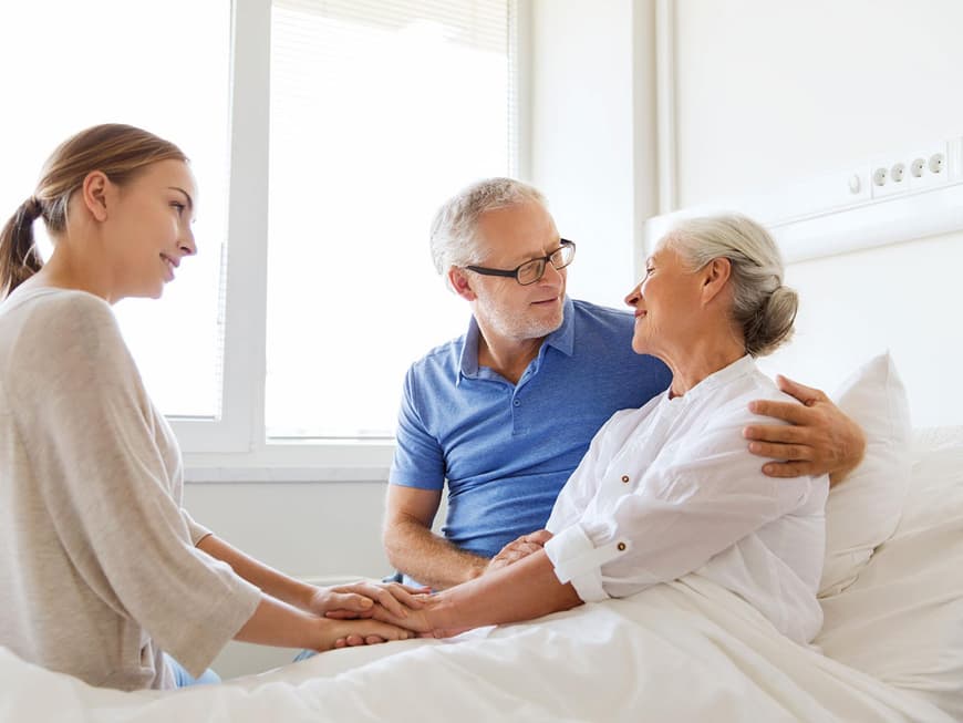 Paar besucht ältere Dame im Krankenhaus