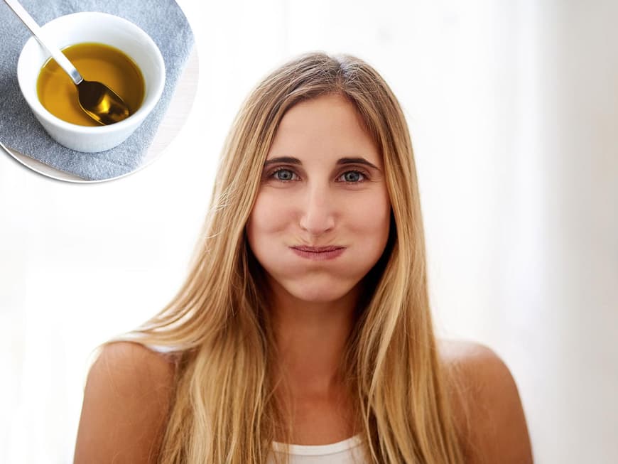 Junge Frau spült Mund