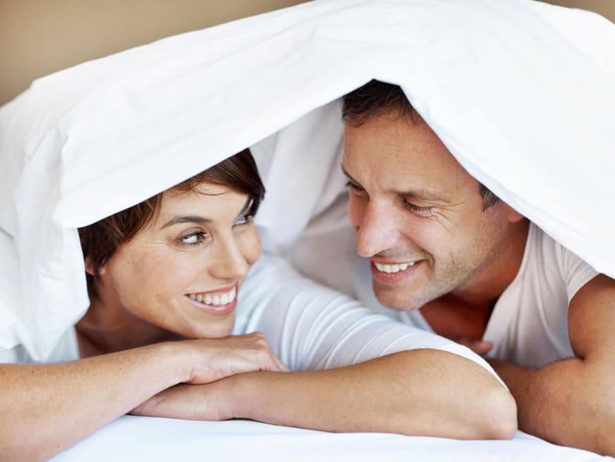 Paar mittleren Alters im Bett