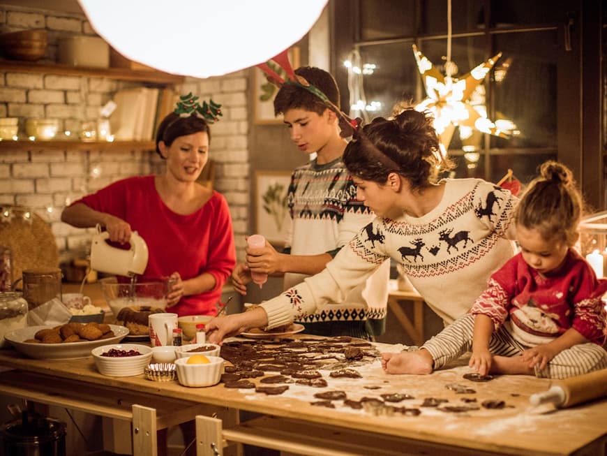 Familie backt in der Weihnachtszeit