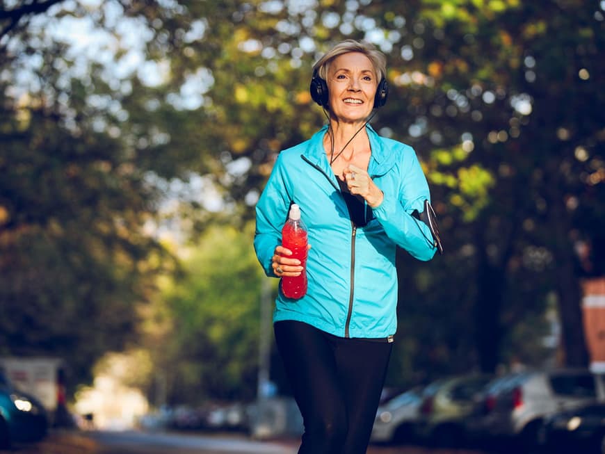 Frau mittleren Alters beim Joggen
