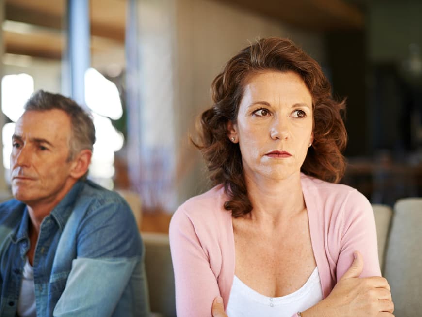 Traurige Frau mit Mann auf der Couch