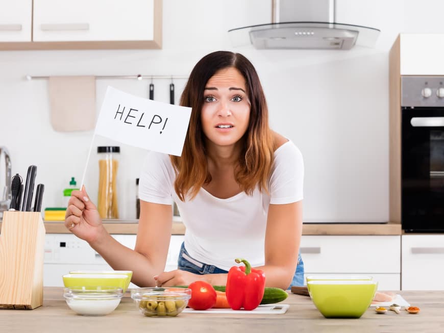 Frau braucht Hilfe in der Küche